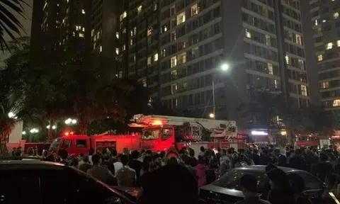 Cháy ban công căn hộ Times City, nhiều cư dân sơ tán xuống đất